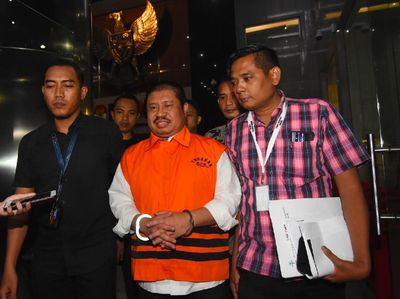 FOTO: Ekspresi Bupati Bengkalis saat Ditahan KPK