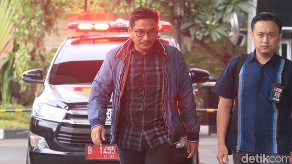 Gaya Bowo Sidik Saat Diperiksa KPK