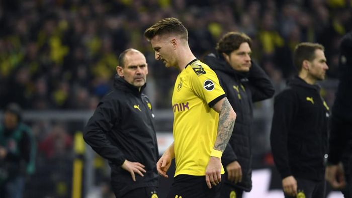 (FILES) In this file photo taken on November 02, 2019 Marco Dortmunds German forward Marco Reus (R) leaves the field after an injury during the German first division Bundesliga football match between Borussia Dortmund and VfL Wolfsburg in Dortmund, western Germany. - Dortmunds German forward and captain Marco Reus will miss the first leg of champions leagues round of 16 against PSG according to his club, due to a muscle injury. (Photo by INA FASSBENDER / AFP) / DFL REGULATIONS PROHIBIT ANY USE OF PHOTOGRAPHS AS IMAGE SEQUENCES AND/OR QUASI-VIDEO