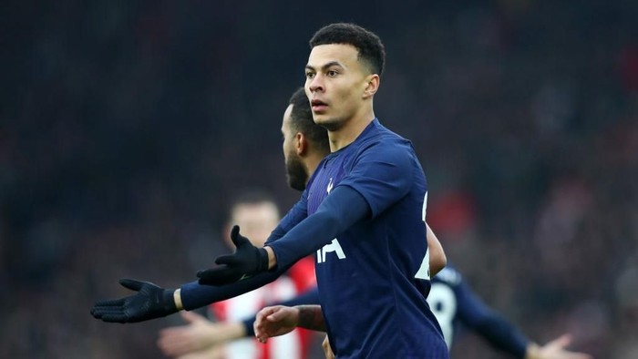 SOUTHAMPTON, ENGLAND - JANUARY 25: Dele Alli of Tottenham Hotspur reacts during the FA Cup Fourth Round match between Southampton FC and Tottenham Hotspur at St. Marys Stadium on January 25, 2020 in Southampton, England. (Photo by Dan Istitene/Getty Images)