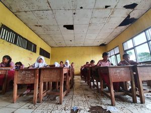 Siswa SDN Samudrajaya 04 Bekasi Belajar di Ruangan Gelap-Tak Ada Toilet Siswa SDN Samudrajaya 04 Bekasi Belajar di Ruangan Gelap-Tak Ada Toilet