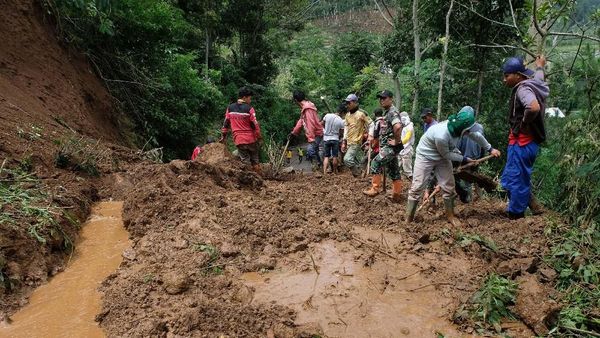 Lereng Gunung Prau Longsor, Jalur Alternatif Dieng Ditutup