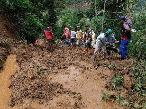Lereng Gunung Prau Longsor, Jalur Alternatif Dieng Ditutup