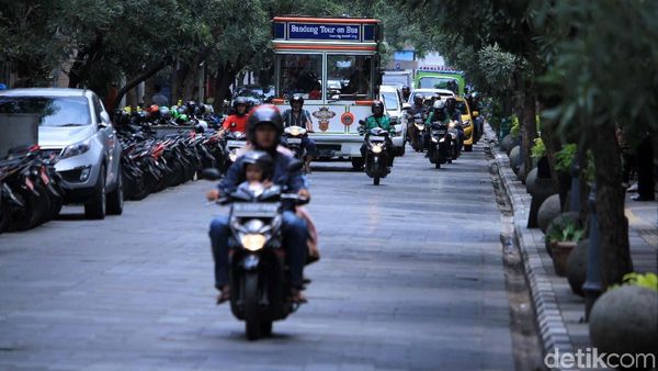 Serunya Keliling Kota Bandung Naik Bandros