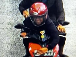 Melihat Lebih Dekat Pemotor Masuk Busway, Tutupi Nopol Pakai Tangan