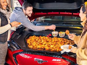 Saat Kap Mesin Mobil Jadi Kompor untuk Memasak
