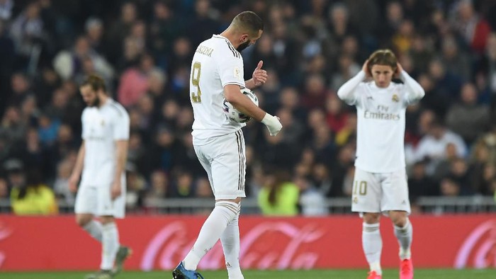 MADRID, SPAIN - FEBRUARY 06: Karim Benzema of Real Madrid reacts after Real Sociedad scored their 2nd gosl during the Copa del Rey Quarter Final at Estadio Santiago Bernabeu on February 06, 2020 in Madrid, Spain. (Photo by Denis Doyle/Getty Images)