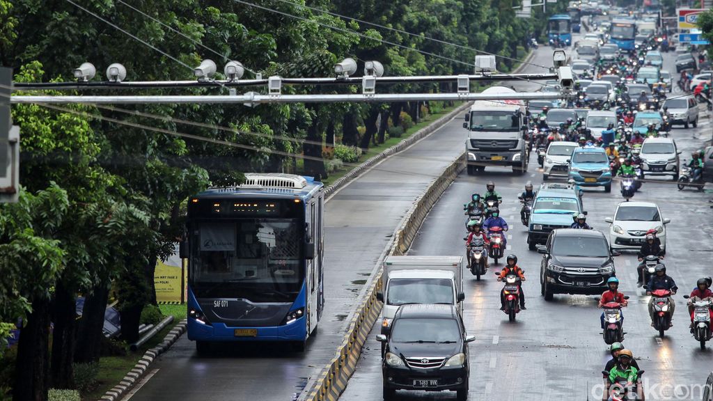 Pemasangan kamera tilang elektronik atau E-TLE diperluas. Kali ini kamera e-TLE yang dipasang di Jalan Gajah Mada, Jakarta, siap memantau pengendara yang melanggar lalu lintas.