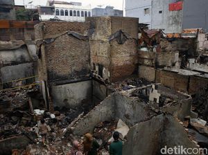 Potret Puing-puing Bangunan Sisa Kebakaran di Taman Sari Jakbar Potret Puing-puing Bangunan Sisa Kebakaran di Taman Sari Jakbar