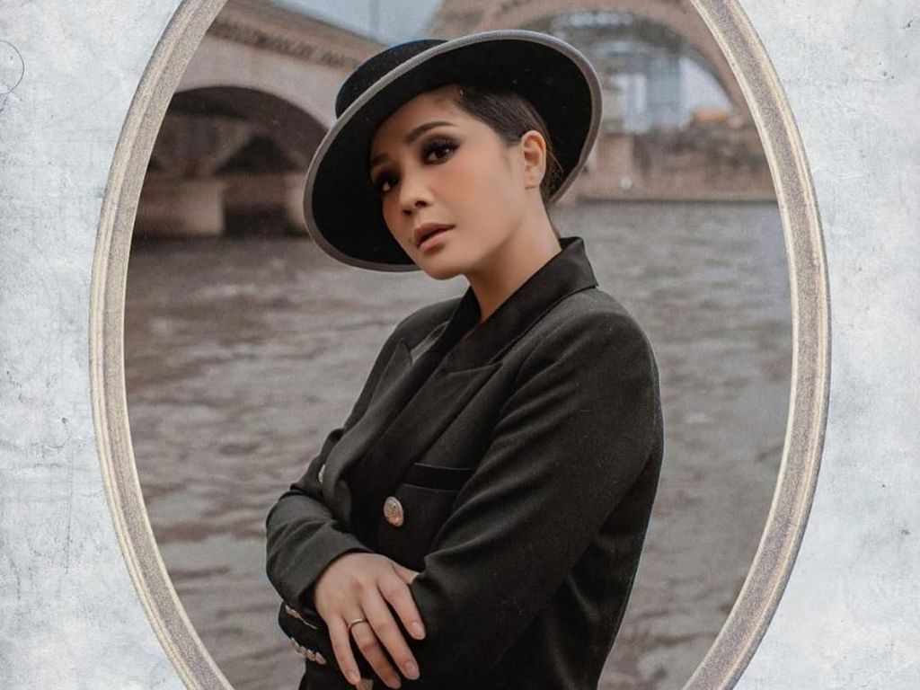 Nagita Slavina Pakai Tas Bak Kantong Belanja Versi Mewah, Netizen: Biasalah Nagita Slavina Pakai Tas Bak Kantong Belanja Versi Mewah, Netizen: Biasalah
