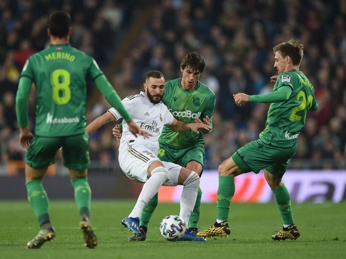 MADRID, SPAIN - FEBRUARY 06: Karim Benzema of Real Madrid is tackled by Robin Le Normand of Real Sociedad during the Copa del Rey Quarter Final at Estadio Santiago Bernabeu on February 06, 2020 in Madrid, Spain. (Photo by Denis Doyle/Getty Images)