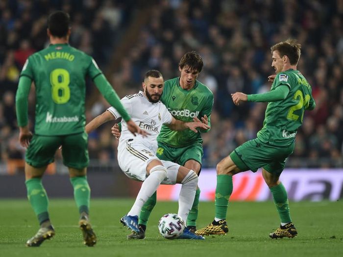 1204471571 MADRID, SPAIN - FEBRUARY 06: Karim Benzema of Real Madrid is tackled by Robin Le Normand of Real Sociedad during the Copa del Rey Quarter Final at Estadio Santiago Bernabeu on February 06, 2020 in Madrid, Spain. (Photo by Denis Doyle/Getty Images)