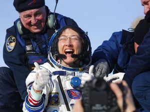 Astronaut Perempuan Pemecah Rekor Kembali ke Bumi Setelah 328 Hari