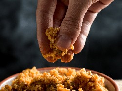 Makan Pakai Tangan Bikin Makanan Terasa Lebih Enak Tapi Picu Kegemukan