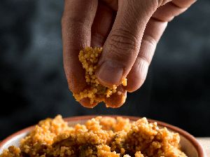 Makan Pakai Tangan Bikin Makanan Terasa Lebih Enak Tapi Picu Kegemukan Makan Pakai Tangan Bikin Makanan Terasa Lebih Enak Tapi Picu Kegemukan