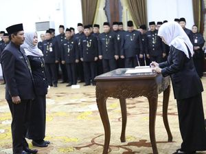 Lantik 13 Pejabat Eselon II, Ini Pesan Gubernur Khofifah