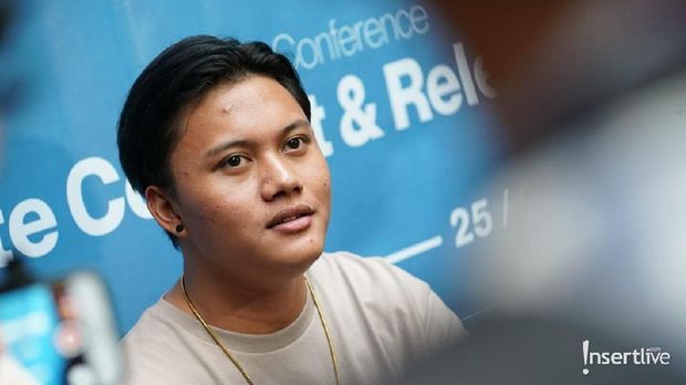 Rizky Febian bantah Sule menikah. 