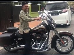 UAS Naik Moge Pakai Peci, Netizen Mengingatkan: Jangan Lupa Helm, Tad