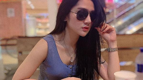 Cantiknya Pedangdut Bella Nova Saat Makan Steak dan Belanja Sayuran