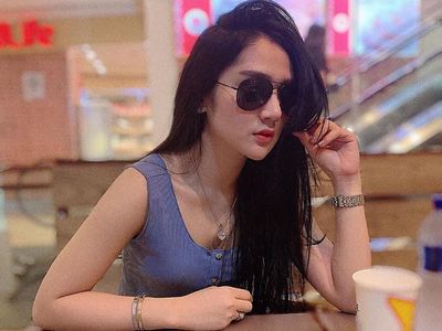 Cantiknya Pedangdut Bella Nova Saat Makan Steak dan Belanja Sayuran