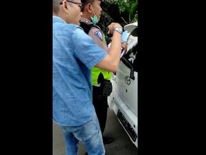 Momen Polisi Diajak Duel Pemobil di Tol Angke: Didorong hingga Dicekik Momen Polisi Diajak Duel Pemobil di Tol Angke: Didorong hingga Dicekik