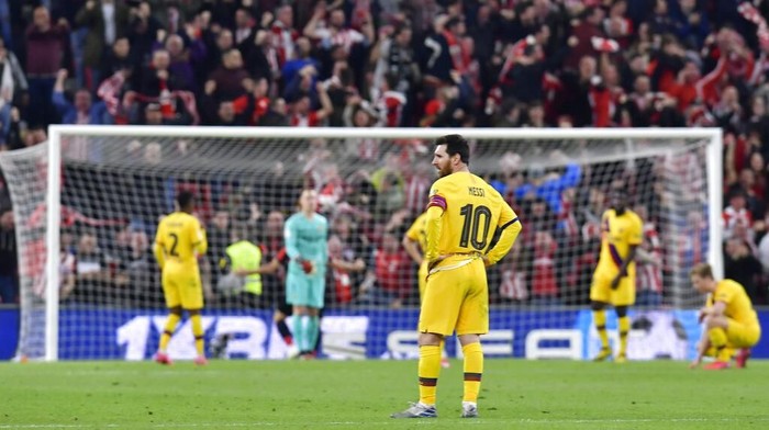 Barcelona players stand in dejection at the end of the Spanish Copa del Rey, quarter final, soccer match between Athletic Bilbao and Barcelona at San Mames stadium in Bilbao, Spain, Thursday, Feb. 6, 2020. Athletic Bilbao won 1-0. (AP Photo/Alvaro Barrientos)
