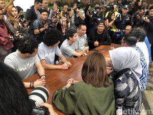 Bintang Milea Suara dari Dilan Sowan ke Ridwan Kamil Bintang Milea Suara dari Dilan Sowan ke Ridwan Kamil