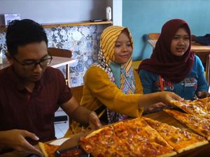 Melahap Pizza Raksasa Sepanjang 1 Meter di Solo