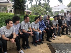 Milea dan Dilan Sowan ke Rumah Ridwan Kamil