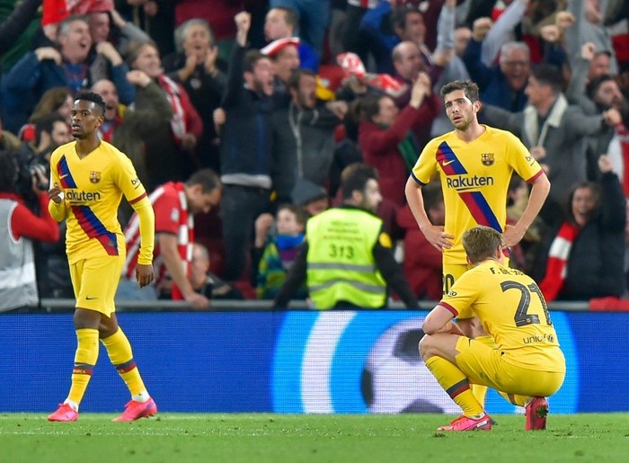 Barcelona players react to Athletic Bilbaos Spanish forward Inaki Williams goal during the Spanish Copa del Rey (Kings Cup) quarter-final football match Athletic Club Bilbao against FC Barcelona at the San Mames stadium in Bilbao on February 06, 2020. (Photo by ANDER GILLENEA / AFP)