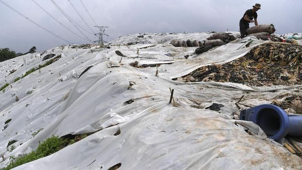 Kurangi Bau, Sampah TPA Cipayung Ditutup Plastik