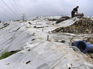 Kurangi Bau, Sampah TPA Cipayung Ditutup Plastik