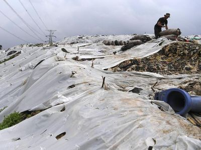 Kurangi Bau, Sampah TPA Cipayung Ditutup Plastik