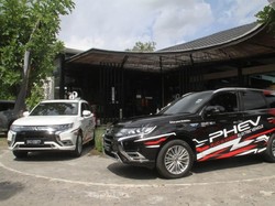 Menguji Mobil Hijau Mitsubishi Seharga Rp 1,2 Miliar