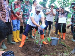 Jaga Resapan Air Kota Bandung, Ribuan Pohon Ditanam di Cibiru