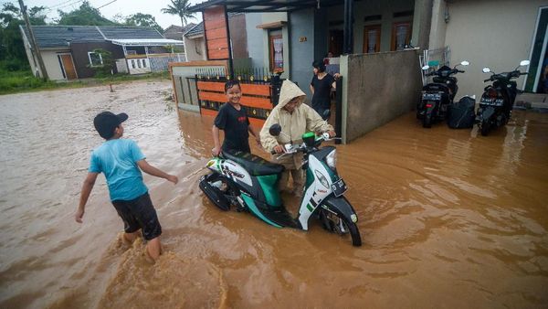 Banjir Rendam Perumahan Rajasanagara Bandung