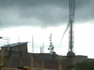 Puting Beliung di Langit Sidrap Bikin Warga Panik