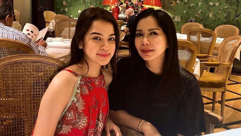 Foto: Putri Cantik Iis Sugianto, Pesonanya Mirip Sang Ibu Zaman Muda Foto: Putri Cantik Iis Sugianto, Pesonanya Mirip Sang Ibu Zaman Muda