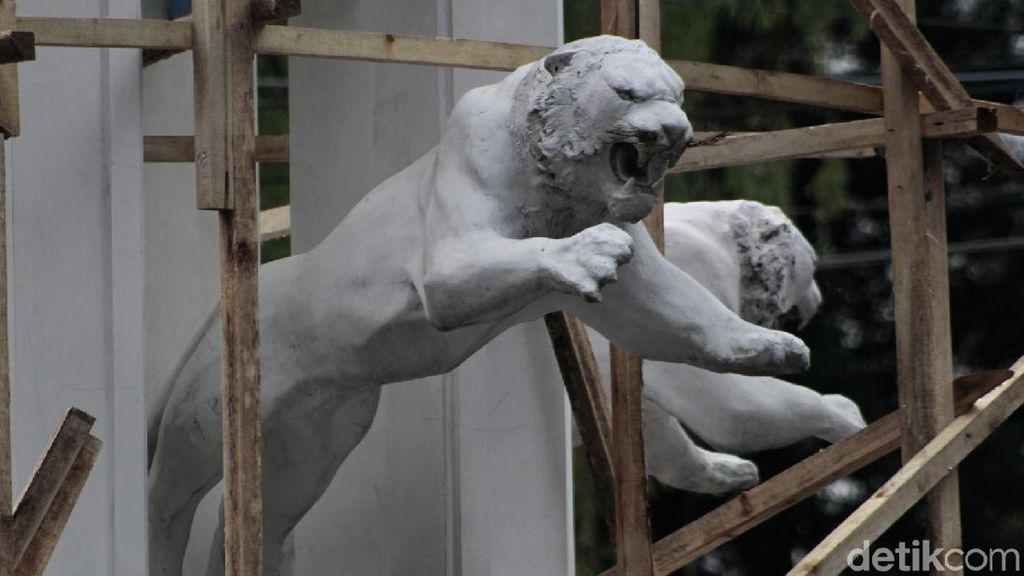 Perbaikan Patung Harimau Loncat di Bandung Perbaikan Patung Harimau Loncat di Bandung
