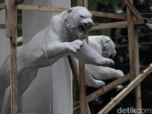 Perbaikan Patung Harimau Loncat di Bandung