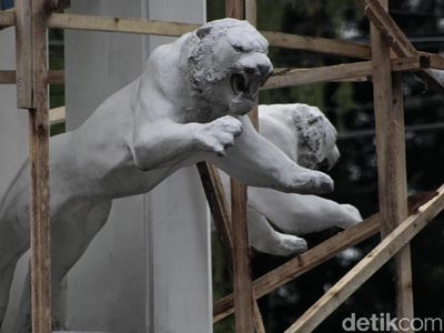 Perbaikan Patung Harimau Loncat di Bandung