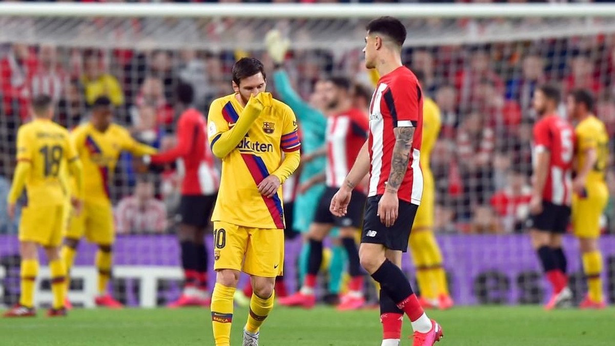 Sergio Busquets membantah Barcelona kalah dari Athletic Bilbao karena terpengaruh konflik Eric Abidal dan Lionel Messi (Photo by ANDER GILLENEA / AFP)