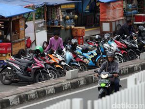 PKL dan Parkir Liar Menjamur di Kawasan ITC Roxy Mas PKL dan Parkir Liar Menjamur di Kawasan ITC Roxy Mas