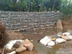 Geregetannya Warga Puri Citayam Bogor Tanggul yang Jebol Belum Dicor