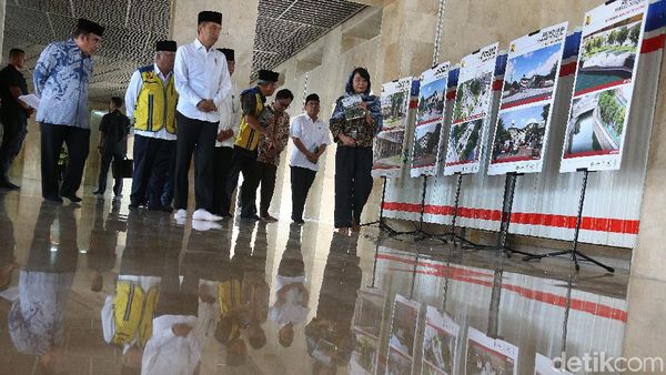 Gaya Jokowi Pakai Peci Saat Tinjau Renovasi Masjid Istiqlal