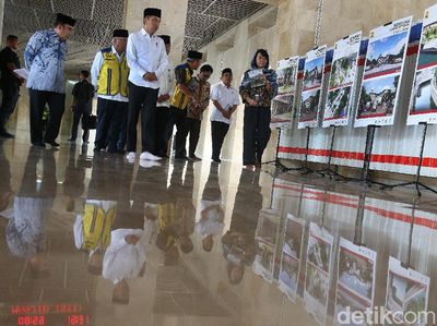 Gaya Jokowi Pakai Peci Saat Tinjau Renovasi Masjid Istiqlal