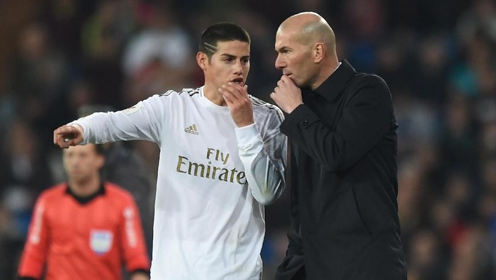 MADRID, SPAIN - FEBRUARY 06: James Rodriguez of Real Madrid talks with his manager Zinedine Zidane during the Copa del Rey Quarter Final at Estadio Santiago Bernabeu on February 06, 2020 in Madrid, Spain. (Photo by Denis Doyle/Getty Images)