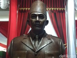 Megawati Resmikan Patung Soekarno di Akmil Magelang