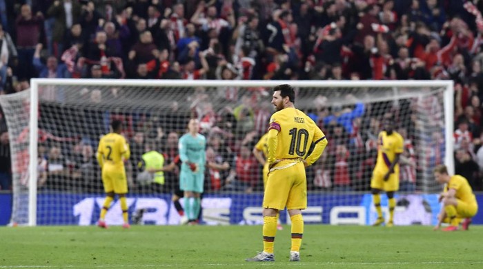 Barcelona players stand in dejection at the end of the Spanish Copa del Rey, quarter final, soccer match between Athletic Bilbao and Barcelona at San Mames stadium in Bilbao, Spain, Thursday, Feb. 6, 2020. Athletic Bilbao won 1-0. (AP Photo/Alvaro Barrientos)