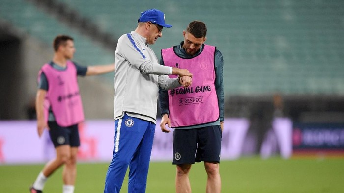BAKU, AZERBAIJAN - MAY 28:  Maurizio Sarri, Manager of Chelsea and Mateo Kovacic in discussion during the Chelsea FC training session on the eve of the UEFA Europa League Final against Arsenal at Baku Olimpiya Stadion on May 28, 2019 in Baku, Azerbaijan. (Photo by Shaun Botterill/Getty Images)